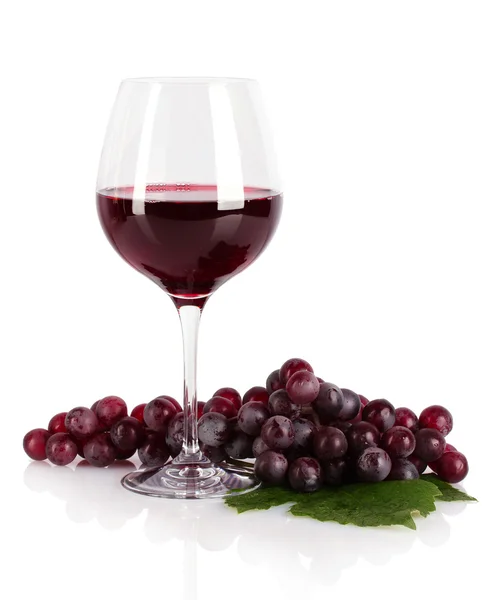 Flesje en glas met wijn geïsoleerd op wit — Stockfoto
