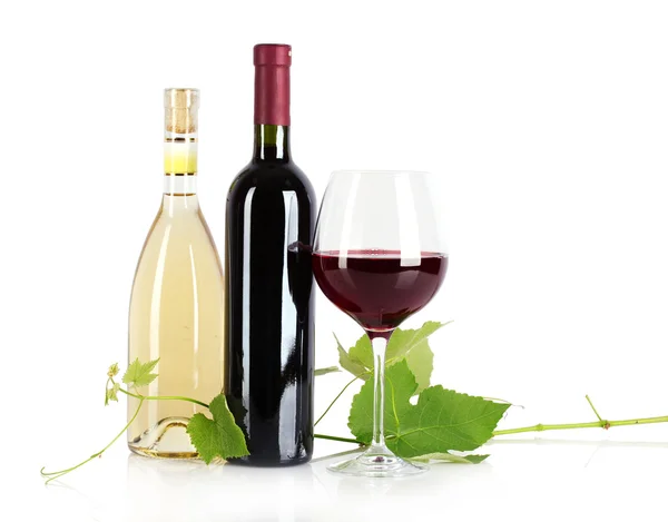 Botella y copa con vino aislado en blanco — Foto de Stock