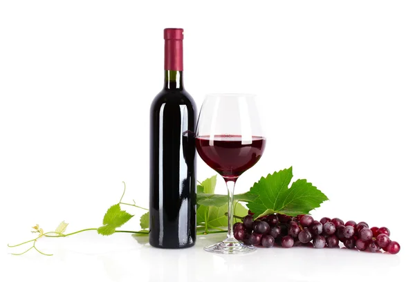 Fles met wijn geïsoleerd op wit — Stockfoto