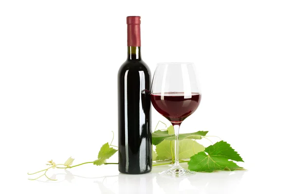Botol dan kaca dengan anggur terisolasi di atas putih — Stok Foto