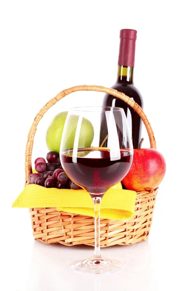 Vinho e frutas isoladas em branco — Fotografia de Stock