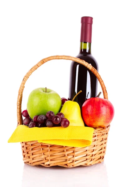 ワインと白で隔離されるフルーツ — ストック写真