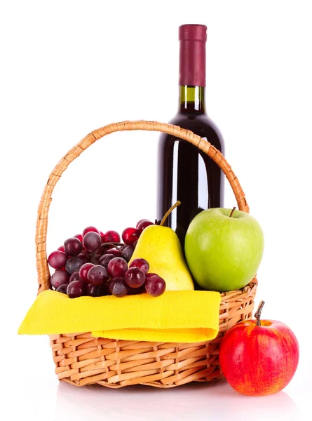 Wijn en fruit geïsoleerd op wit — Stockfoto