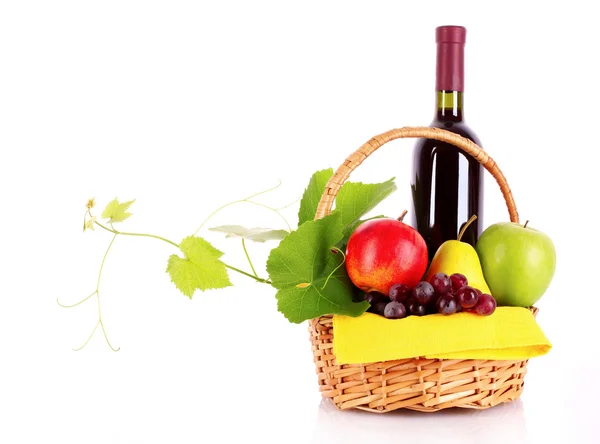 Вино і фрукти ізольовані на білому — стокове фото