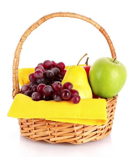 Cesta con frutas aisladas en blanco — Foto de Stock