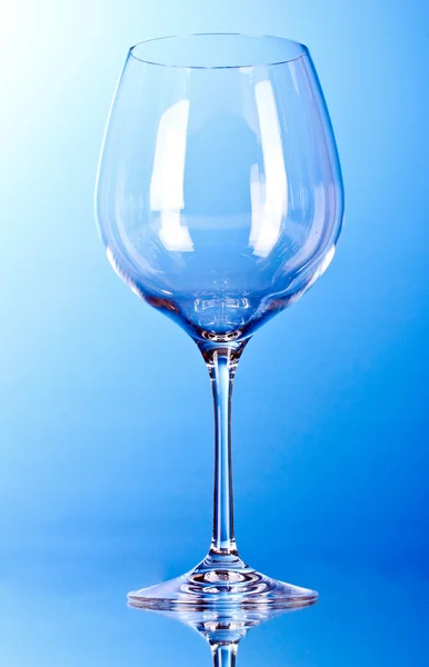 แก้วไวน์เปล่าบนพื้นหลังสีฟ้า — ภาพถ่ายสต็อก