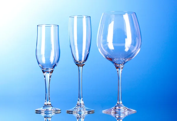 แก้วไวน์ที่ว่างเปล่าบนพื้นหลังสีฟ้า — ภาพถ่ายสต็อก