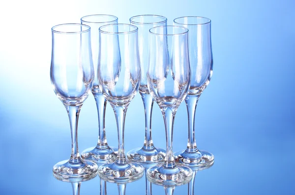 Несколько пустых бокалов вина на синем фоне — стоковое фото