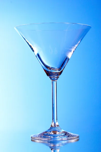 Verre à martini vide sur fond bleu — Photo
