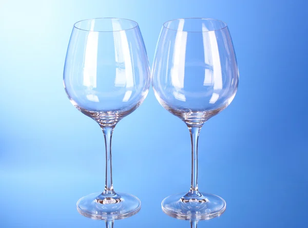 Deux verres à vin vides sur fond bleu — Photo
