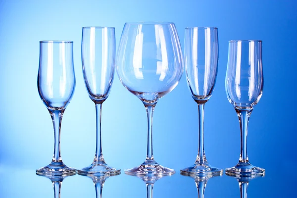 Mavi arka planda kaç boş şarap bardakları — Stok fotoğraf