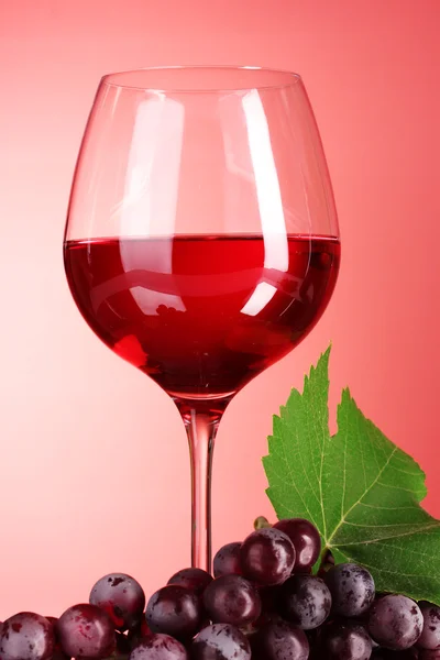 Kırmızı arka planda şarap kadehi — Stok fotoğraf