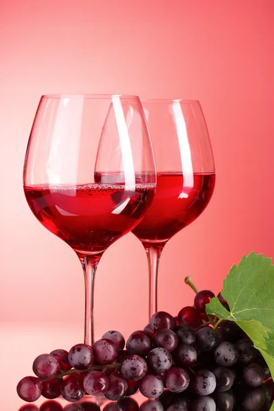 Bouteille de vin et verre sur fond rouge — Photo
