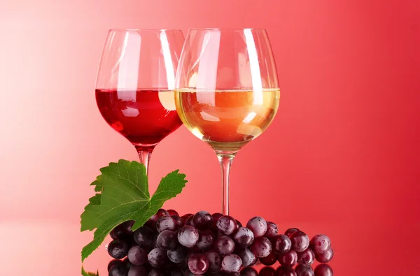 Borosüveg és üveg, piros háttér — Stock Fotó