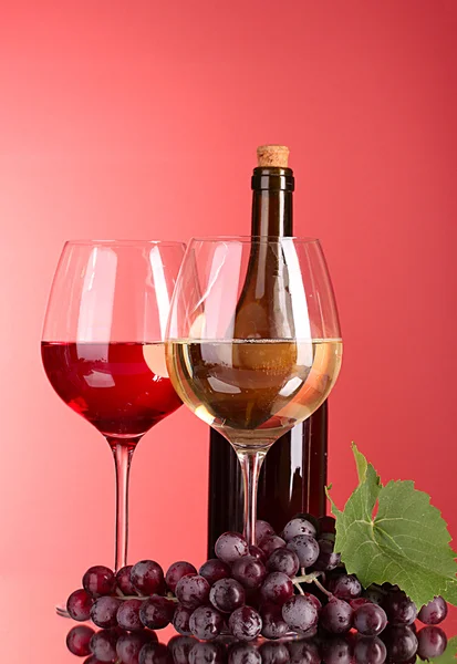 ワインのボトルとグラス赤の背景 — ストック写真