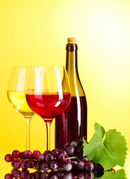 Červené víno na žlutém podkladu — Stock fotografie