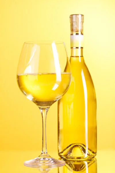 Witte wijn op gele achtergrond — Stockfoto