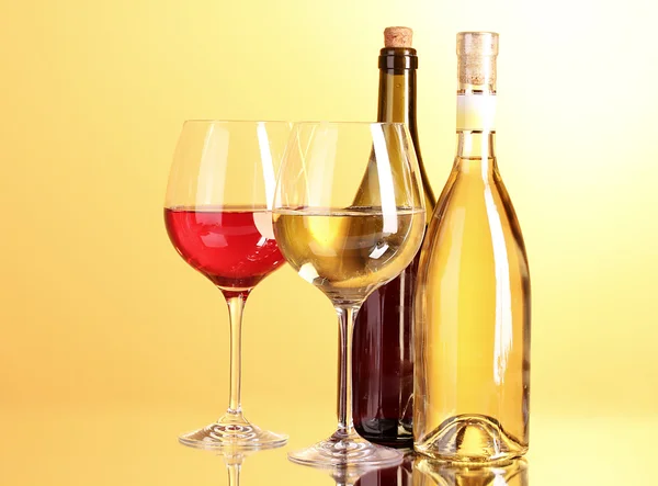 White wine on yellow background — Stock Photo, Image