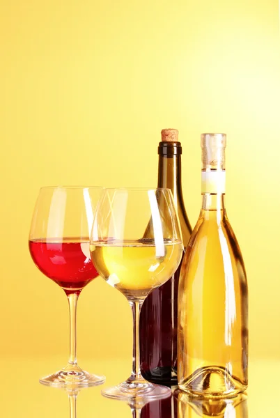 Белое вино на желтом фоне — стоковое фото
