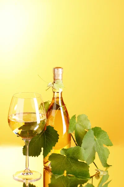 Vino bianco su fondo giallo — Foto Stock