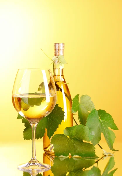 Vinho branco sobre fundo amarelo — Fotografia de Stock