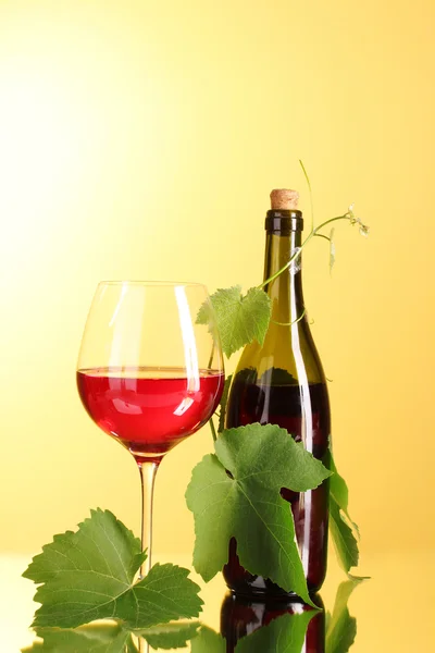 Красное вино на желтом фоне — стоковое фото