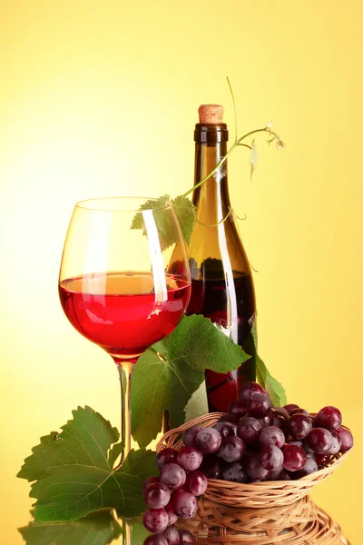 Червоне вино на жовтому фоні — стокове фото