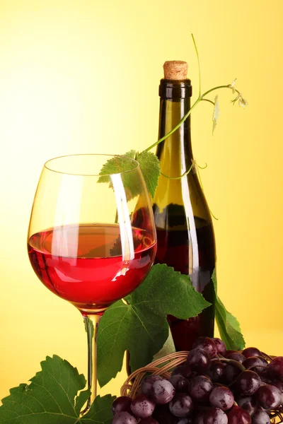 Красное вино на желтом фоне — стоковое фото