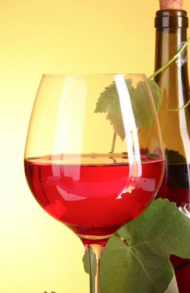 Sarı zemin üzerine kırmızı şarap — Stok fotoğraf