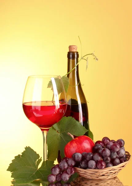 Červené víno na žlutém podkladu — Stock fotografie