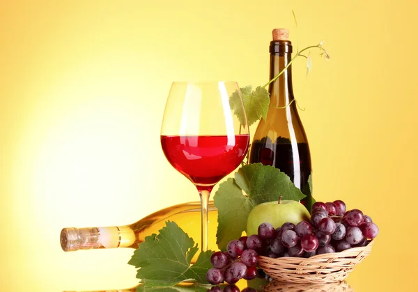 Rött vin på gul bakgrund — Stockfoto