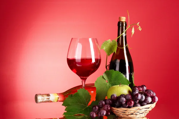 포도주와 빨간 배경에 과일 — 스톡 사진