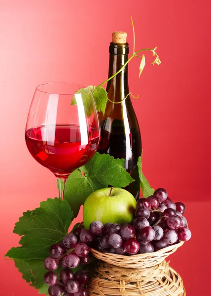 葡萄酒和水果上红色背景 — 图库照片