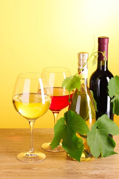 Şarap ve meyve Sarı zemin üzerine — Stok fotoğraf
