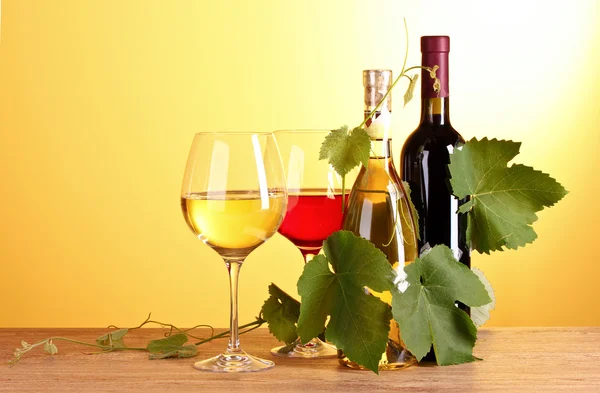 葡萄酒和水果在黄色背景上 — 图库照片