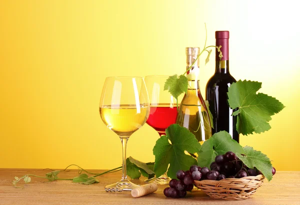 Wijn en fruit op gele achtergrond — Stockfoto