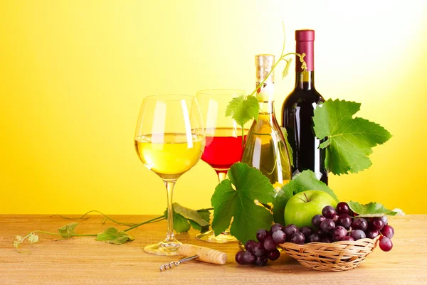 Vin et fruits sur fond jaune — Photo