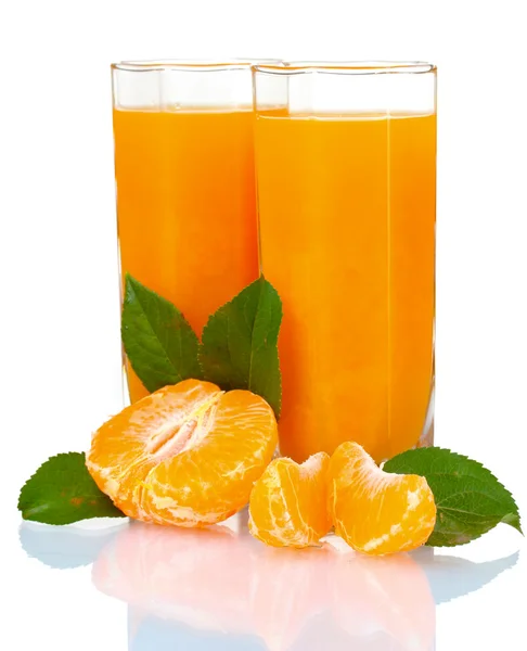 Стакан свежего мандаринового сока — стоковое фото