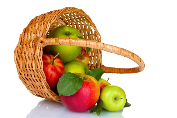Cesta de maçãs maduras frescas — Fotografia de Stock