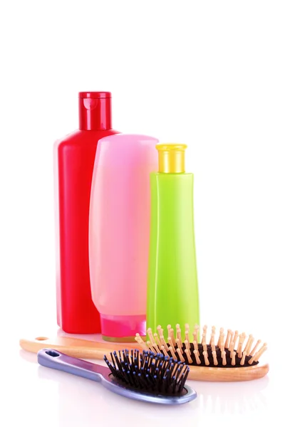 Frascos de xampu e escova de cabelo em branco — Fotografia de Stock