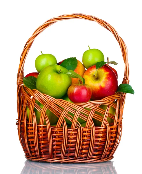 Kosz świeżych dojrzałych jabłek — Zdjęcie stockowe