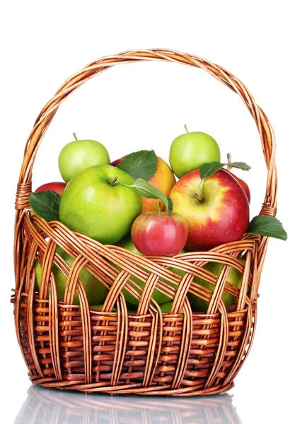 Cesta de manzanas frescas maduras — Foto de Stock