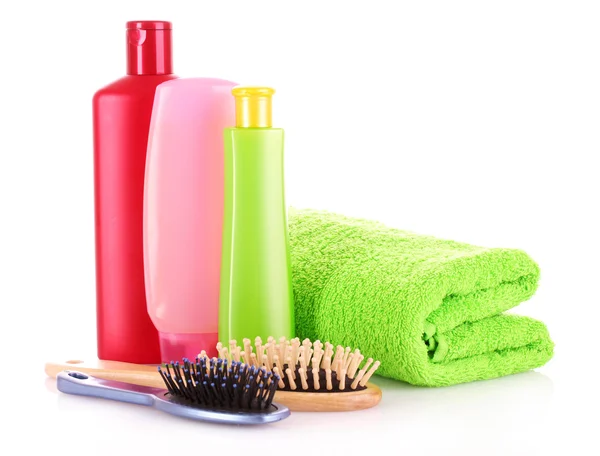 Shampoo-Flaschen und Haarbürste auf weiß — Stockfoto