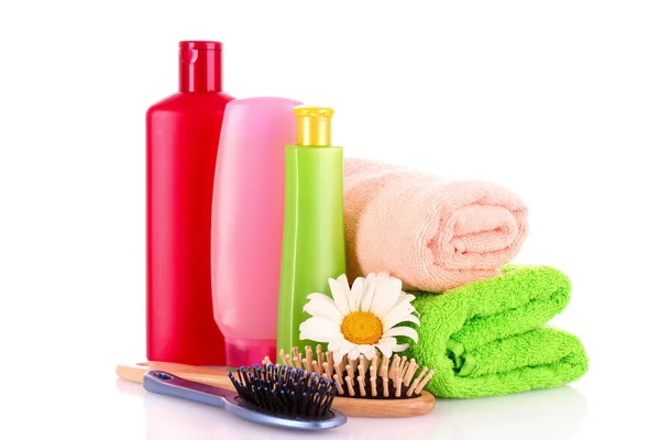 Flaconi shampoo e spazzola per capelli su bianco — Foto Stock