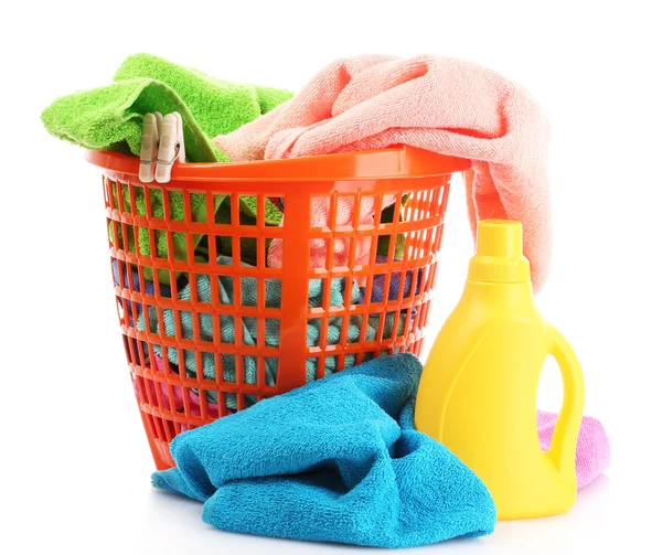 Waschmittel und Handtücher im Korb isoliert auf weiß — Stockfoto