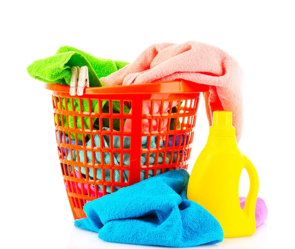 Detergentes y toallas en cesta aislados en blanco —  Fotos de Stock