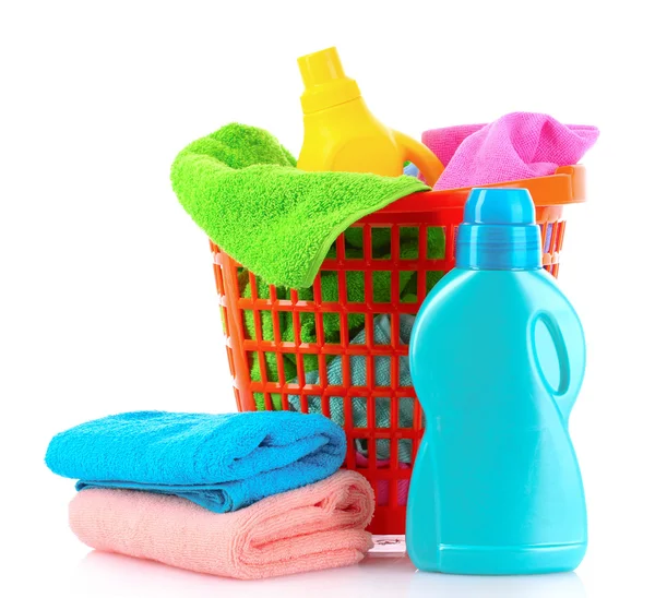 Čisticí prostředky a ručníky v košíku izolovaných na bílém — Stock fotografie