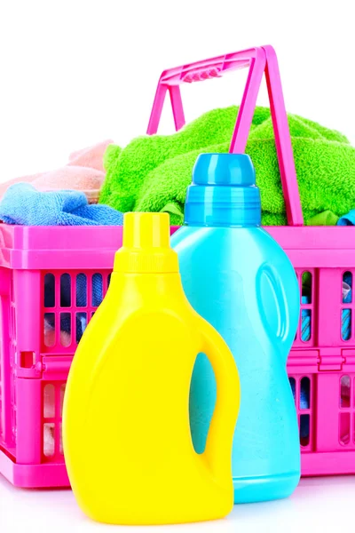 Detergenti e asciugamani in cestino isolati su bianco — Foto Stock