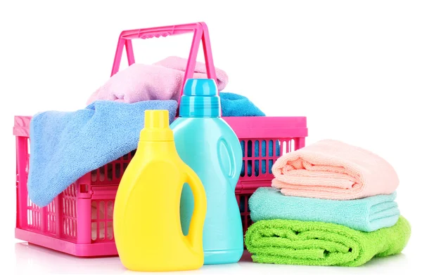 Waschmittel und Handtücher im Korb isoliert auf weiß — Stockfoto