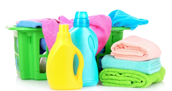 Detergentia en handdoeken in mand geïsoleerd op wit — Stockfoto